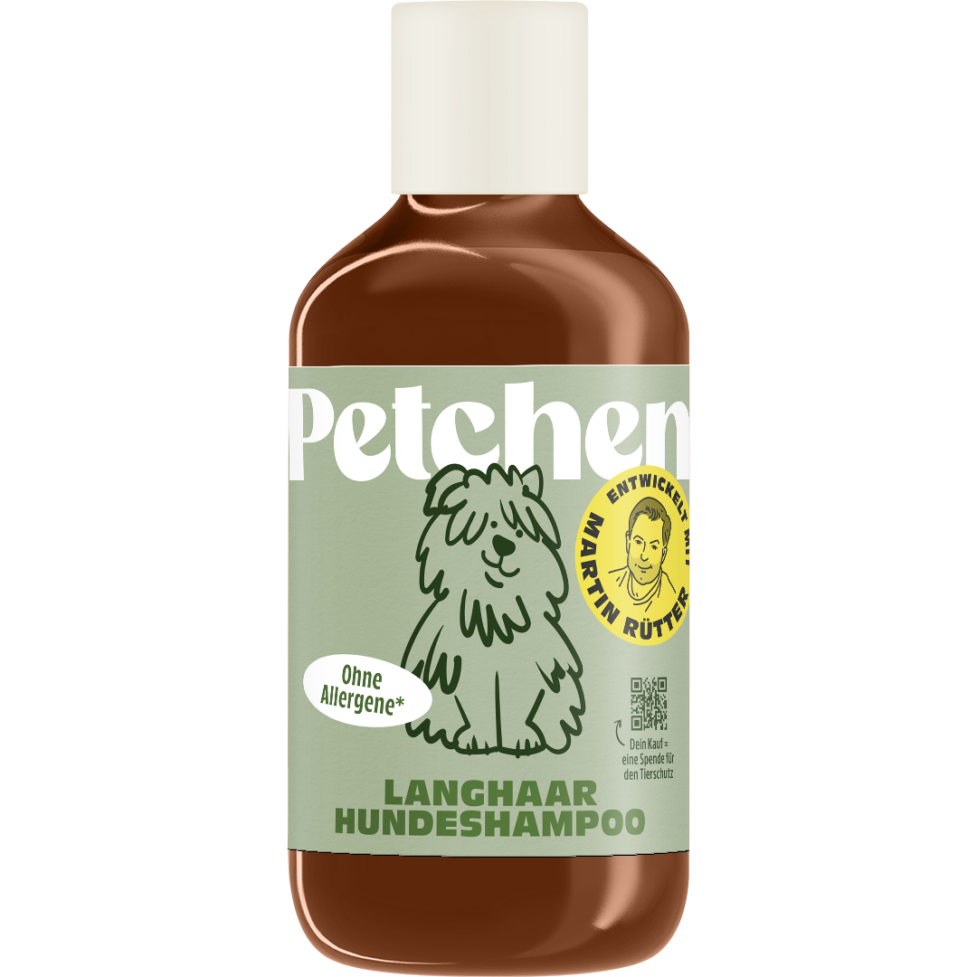 Flasche des Petchen Langhaar Hundeshampoos mit Hundeillustration, Aufschrift ‚Ohne Allergene‘ und Siegel ‚Entwickelt mit Martin Rütter‘