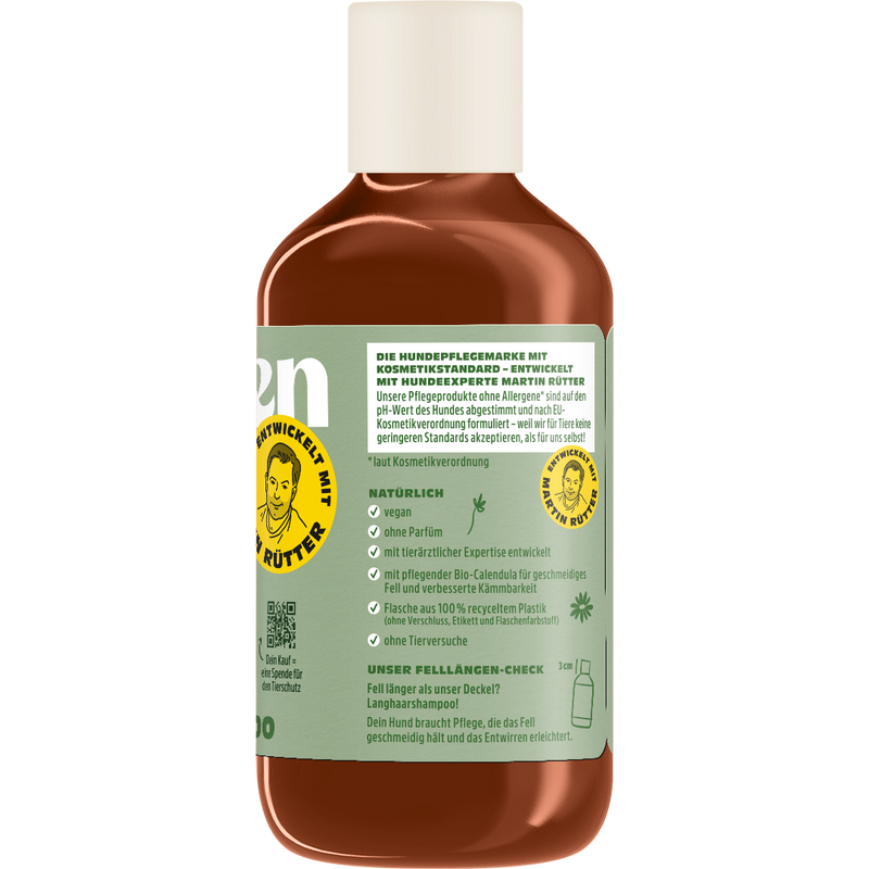 Rückseite der Petchen Langhaarshampoo-Flasche mit Produktbeschreibung, Anwendungshinweisen und Siegeln ‚Vegan‘, ‚Ohne Parfüm‘ und ‚Entwickelt mit Martin Rütter‘